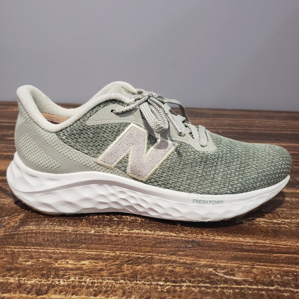 New Balance Fresh Foam Arishi v4 Womens Size 7 Running Shoes Green WARISAS4